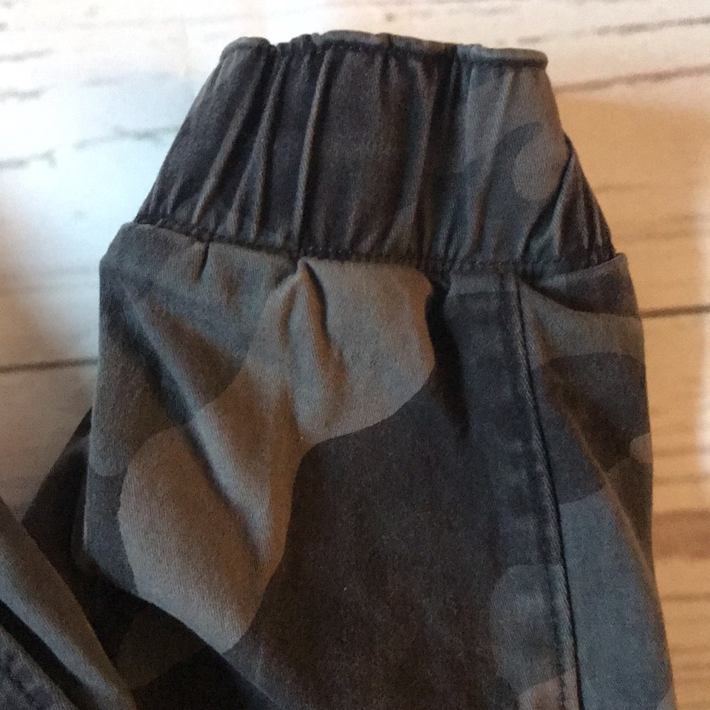 Hollister ultra high rise camo print pants - Picture 3 of 5